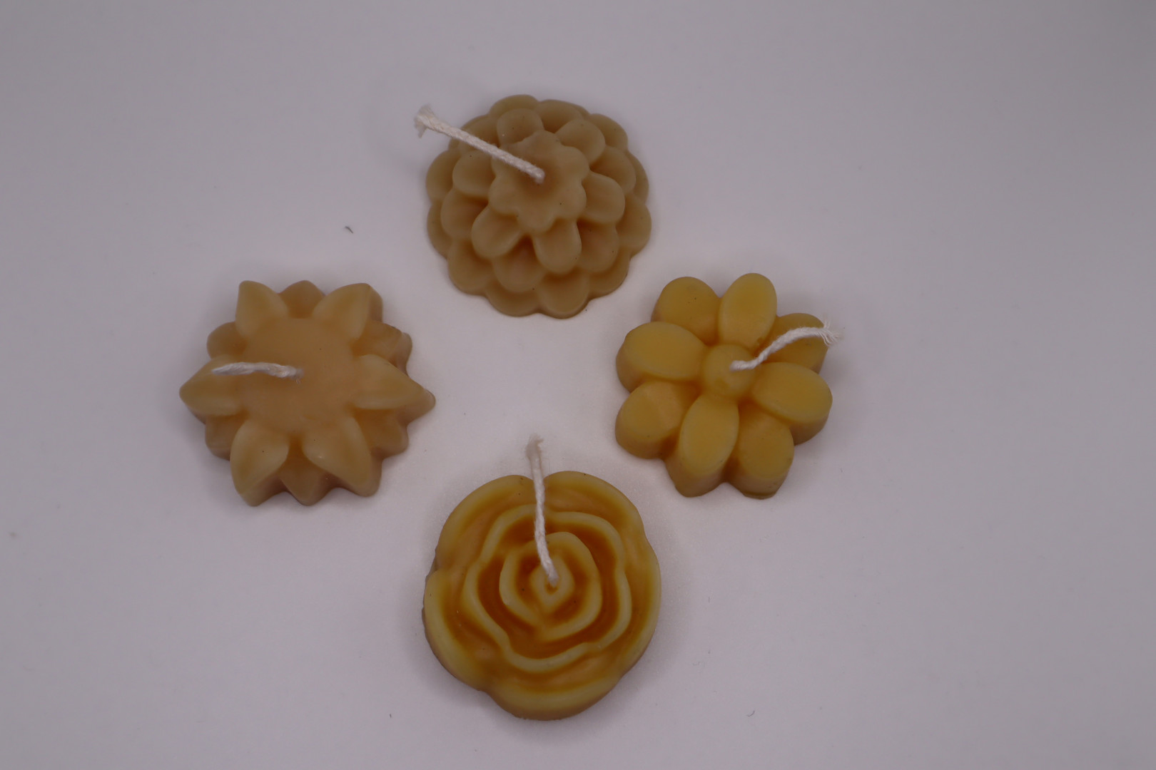4 Pkg of Floating Flowers Candles 90 g